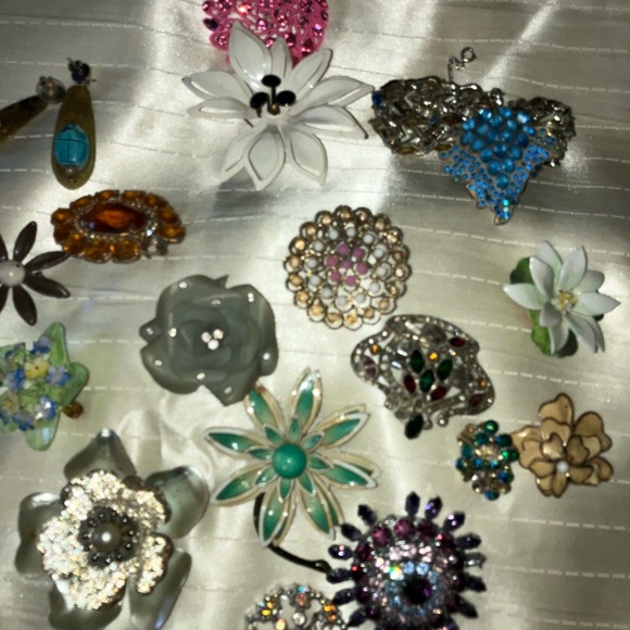 Bundle of vintage brooches, all for 1 price minus earrings - Picture 2 of 4